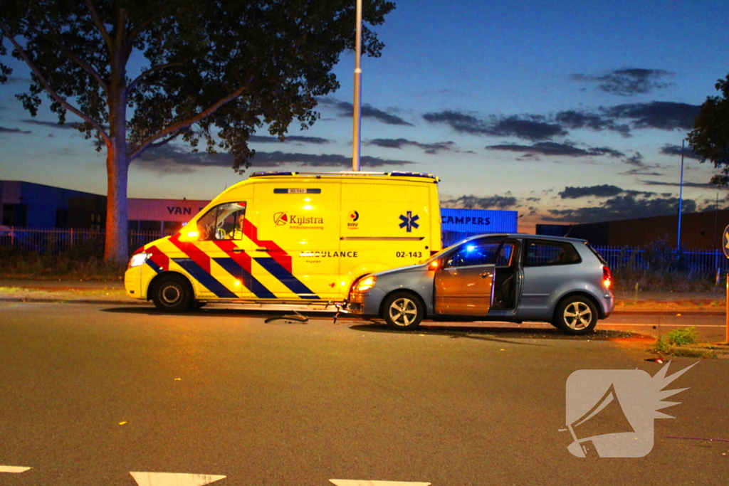 Fiets belandt onder auto bumper