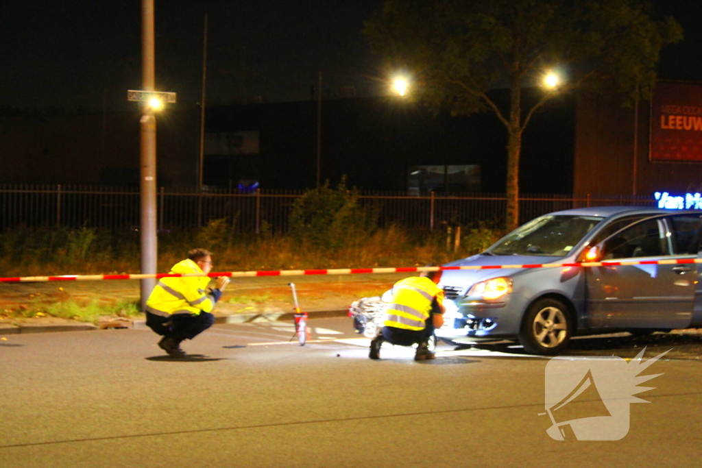 Fiets belandt onder auto bumper