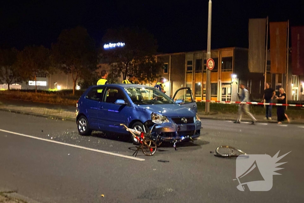 Fiets belandt onder auto bumper