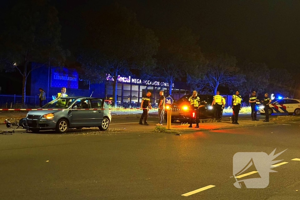 Fiets belandt onder auto bumper