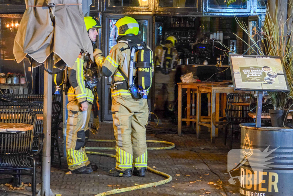 Brand in prullenbak in een cafe