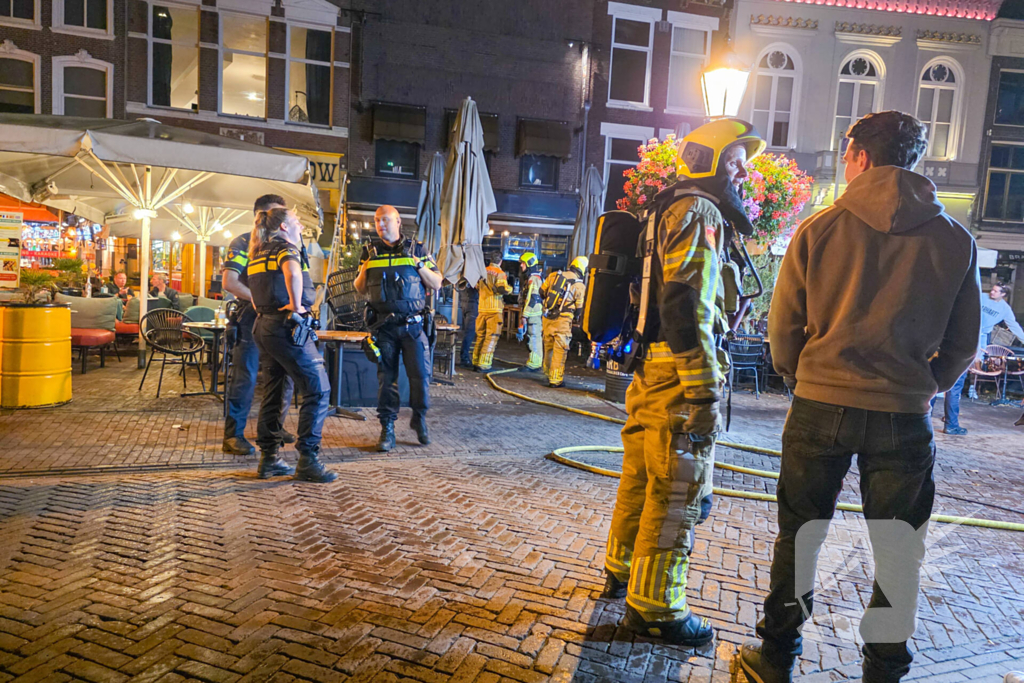 Brand in prullenbak in een cafe