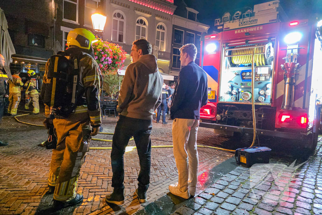 Brand in prullenbak in een cafe