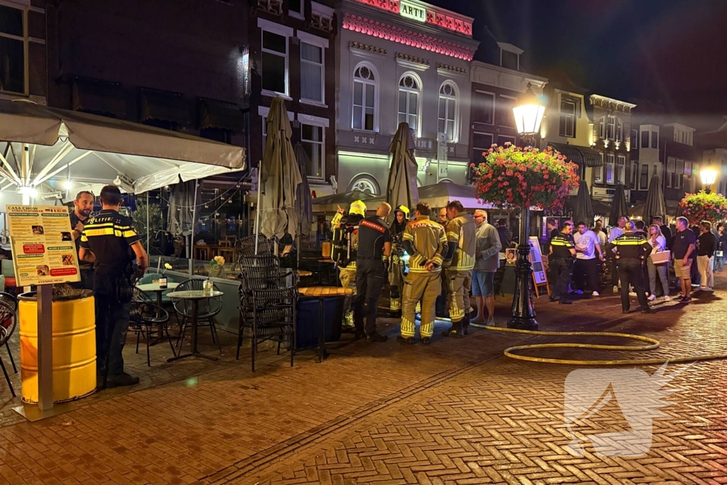 Brand in prullenbak in een cafe