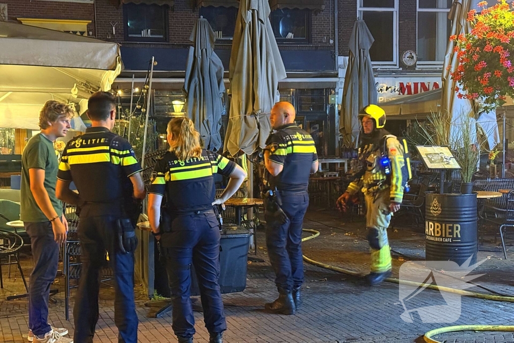 Brand in prullenbak in een cafe