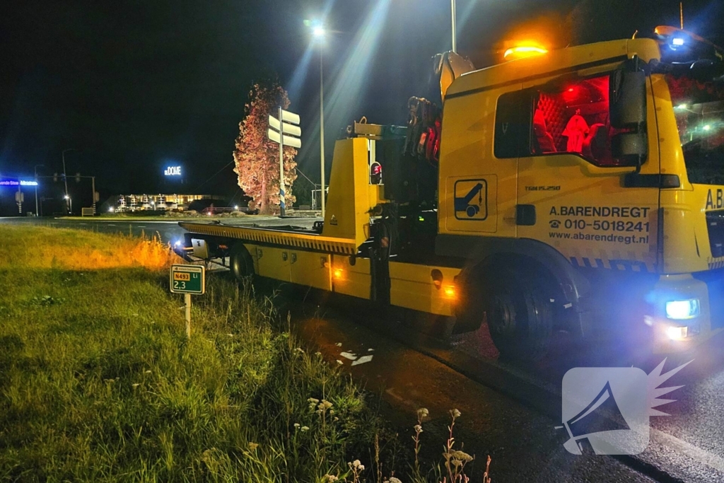 Bestuurder verliest controle bij rotonde