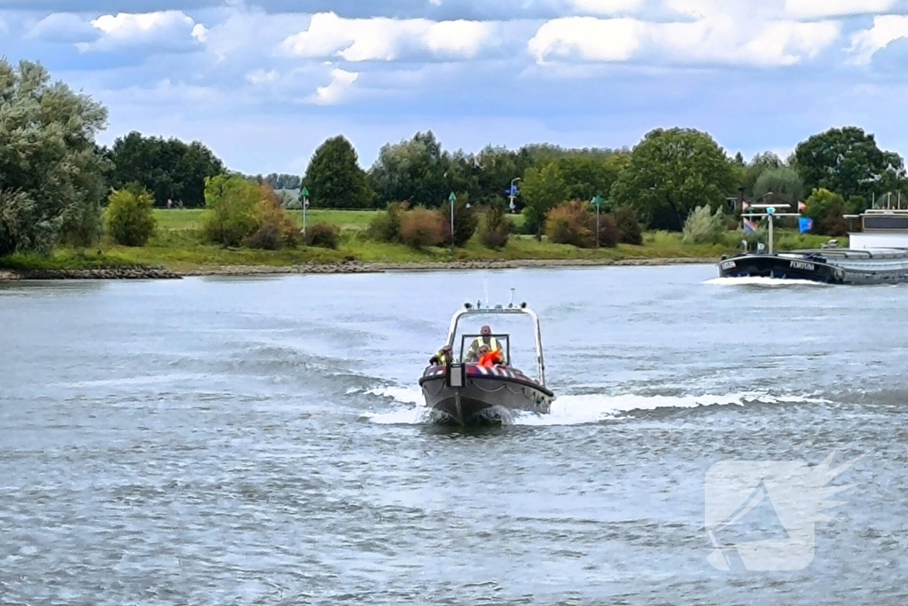 Rijkswaterstaat sleept watermakende boot