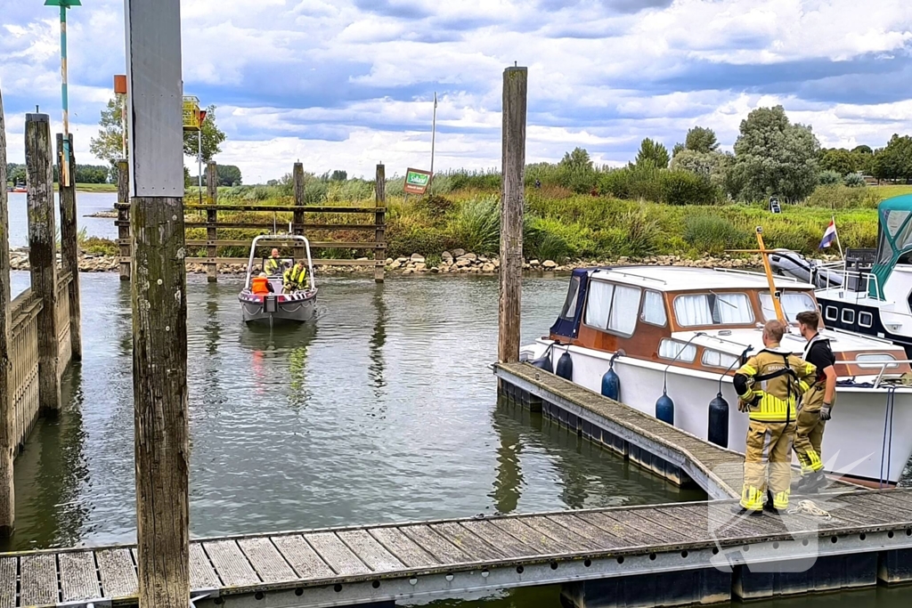 Rijkswaterstaat sleept watermakende boot