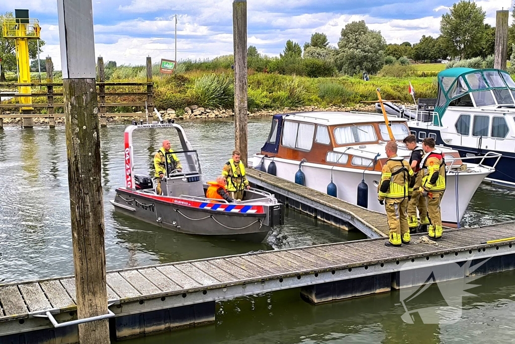 Rijkswaterstaat sleept watermakende boot