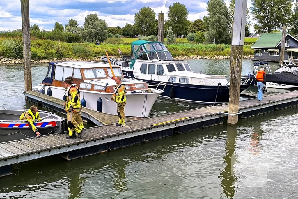 Rijkswaterstaat sleept watermakende boot