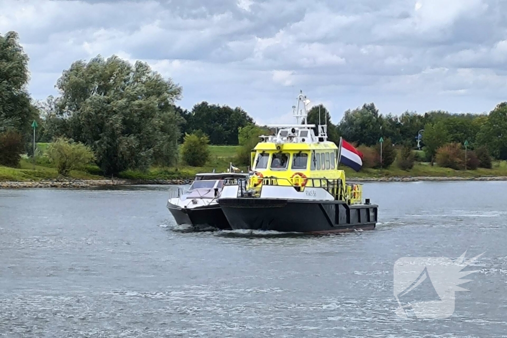 Rijkswaterstaat sleept watermakende boot