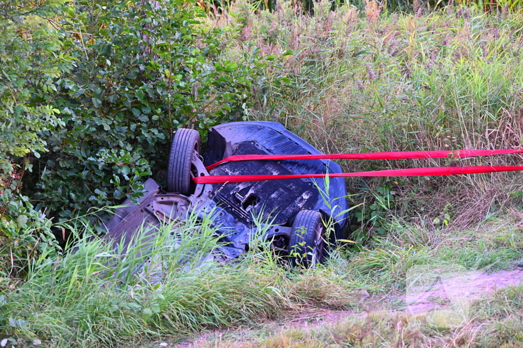 Ongeval met auto in de sloot