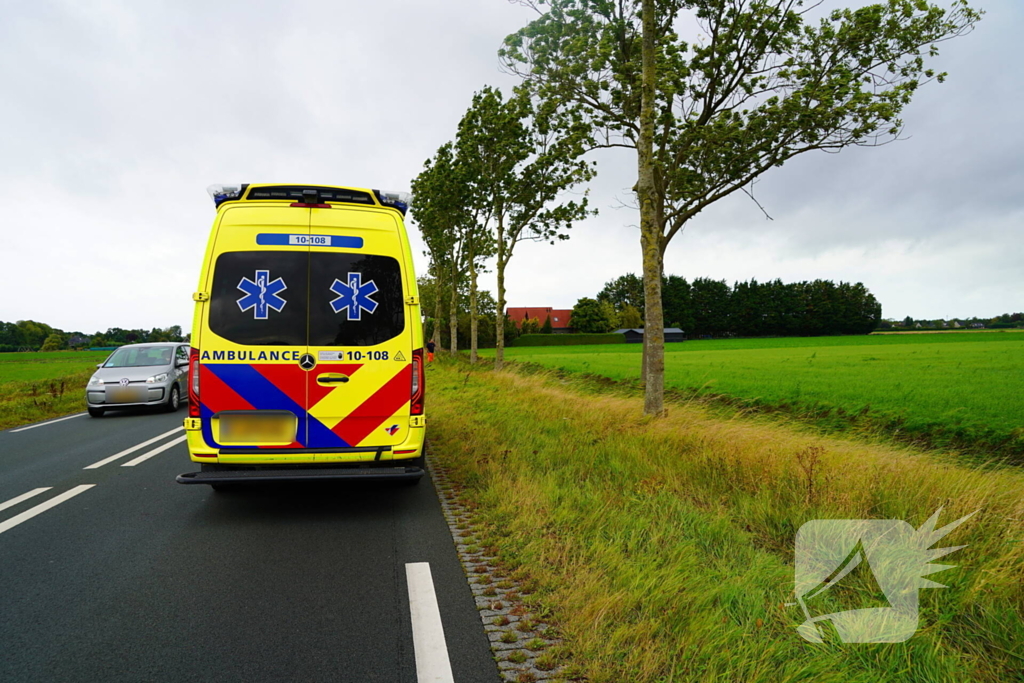 Verkeersongeval met auto in water