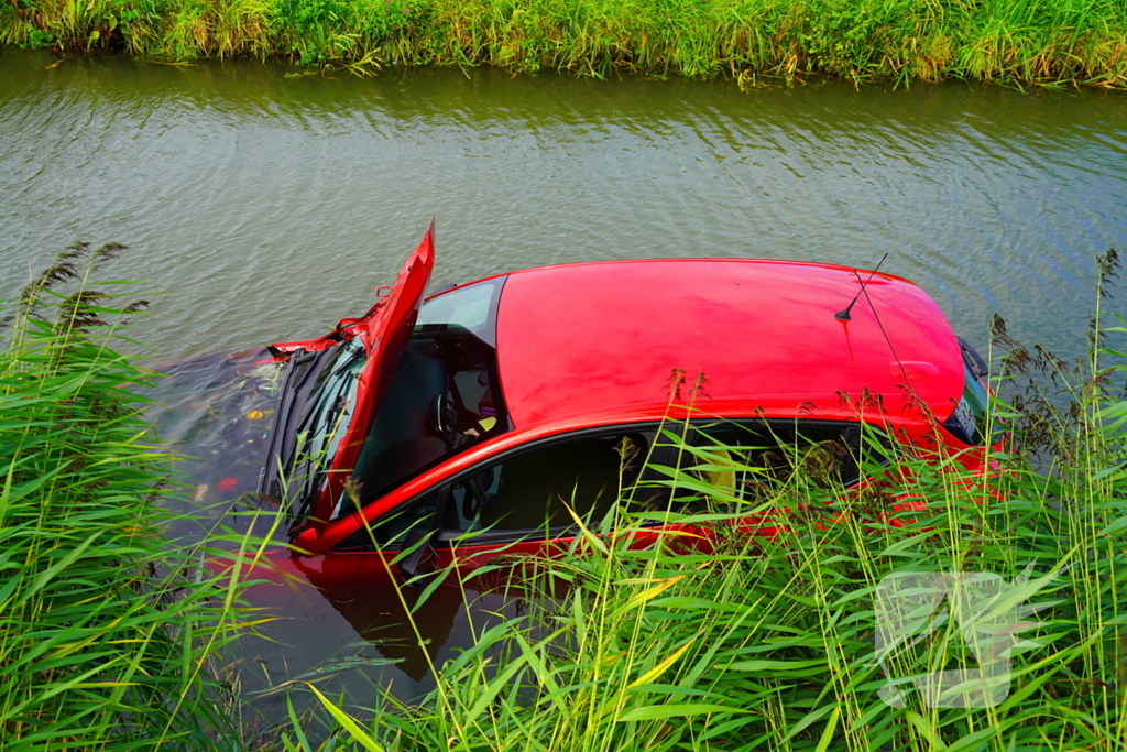 Verkeersongeval met auto in water