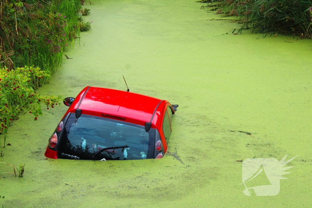 Berging na ongeval met voertuig te water
