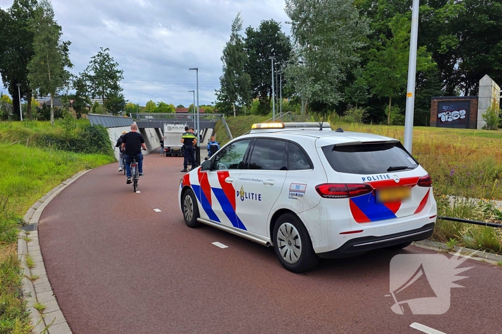 Politie en voorbijgangers bevrijden bakwagen