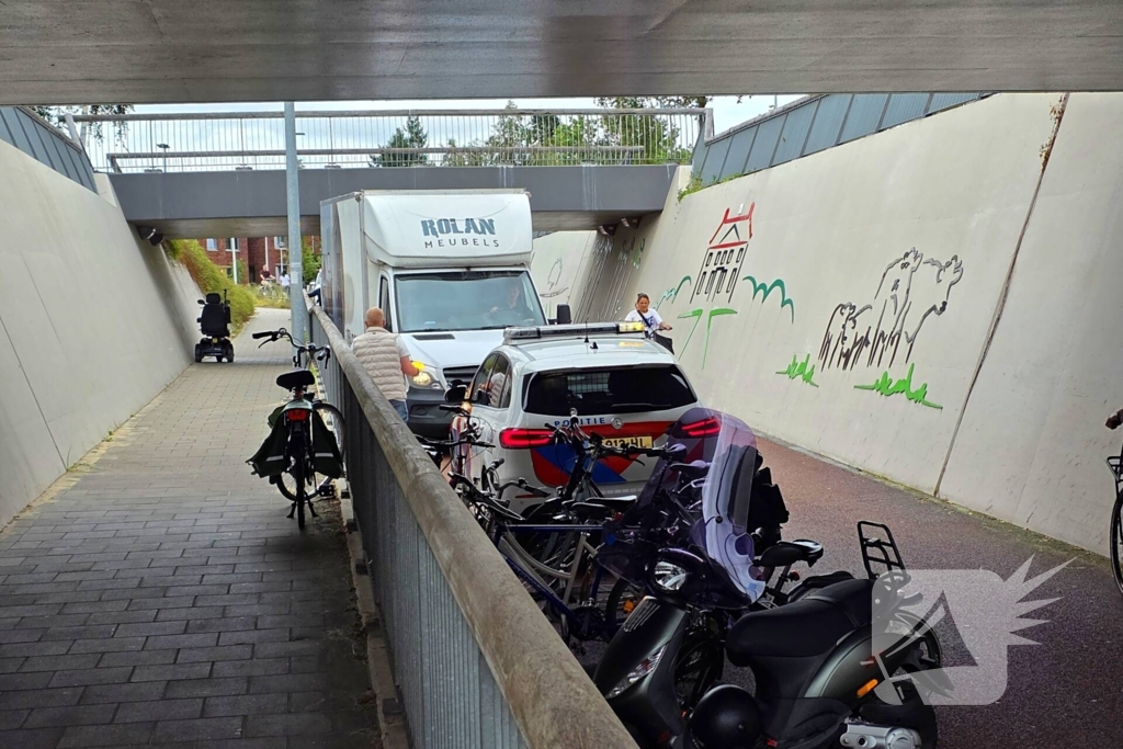 Politie en voorbijgangers bevrijden bakwagen