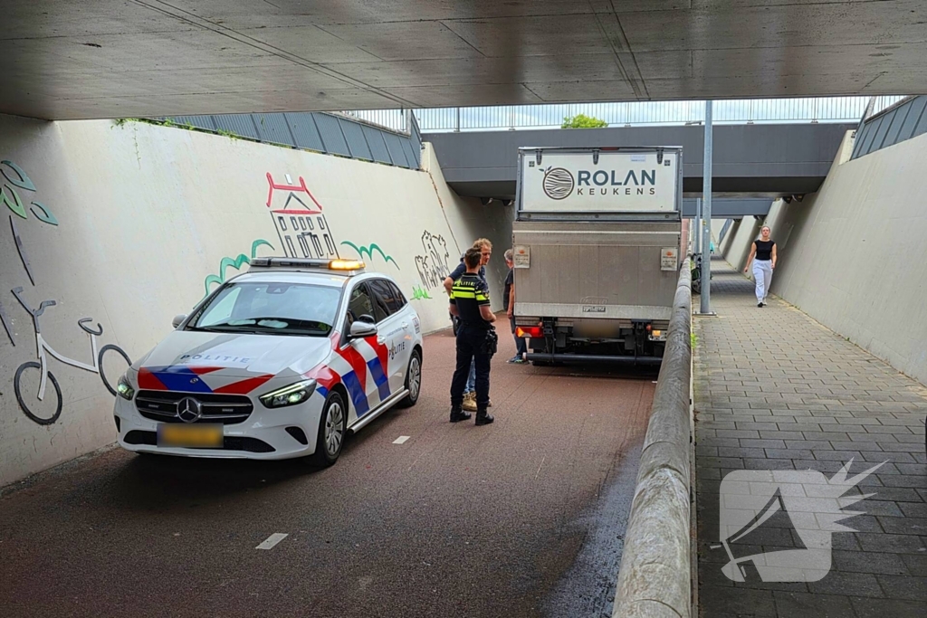 Politie en voorbijgangers bevrijden bakwagen