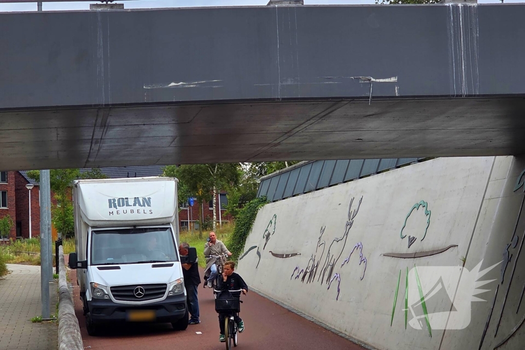 Politie en voorbijgangers bevrijden bakwagen