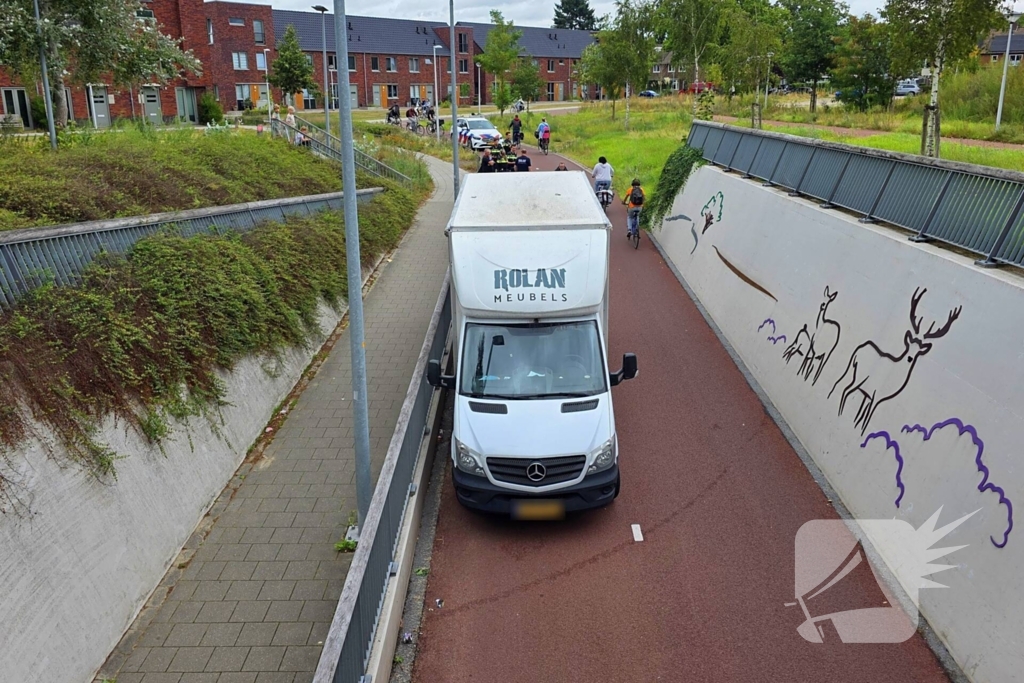 Politie en voorbijgangers bevrijden bakwagen
