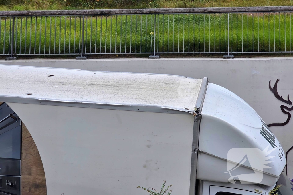 Politie en voorbijgangers bevrijden bakwagen