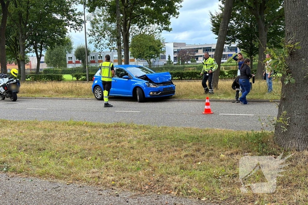 Auto's botsen achterop voorganger