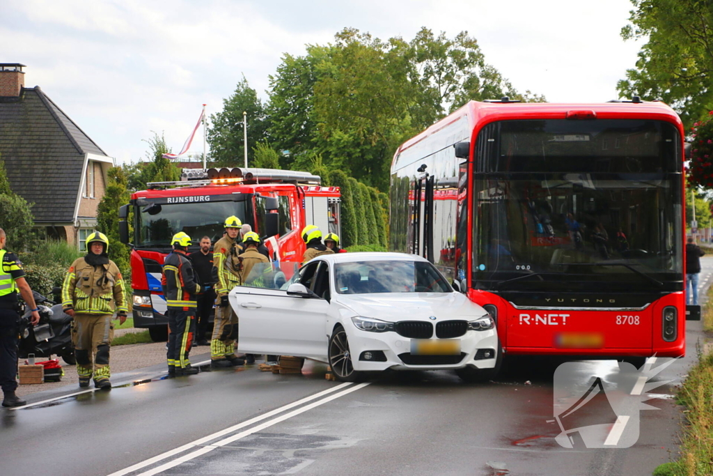 Auto en lijnbus botsen op kruising