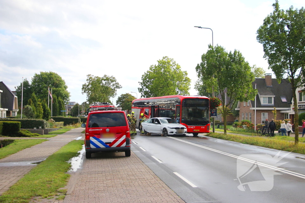 Auto en lijnbus botsen op kruising