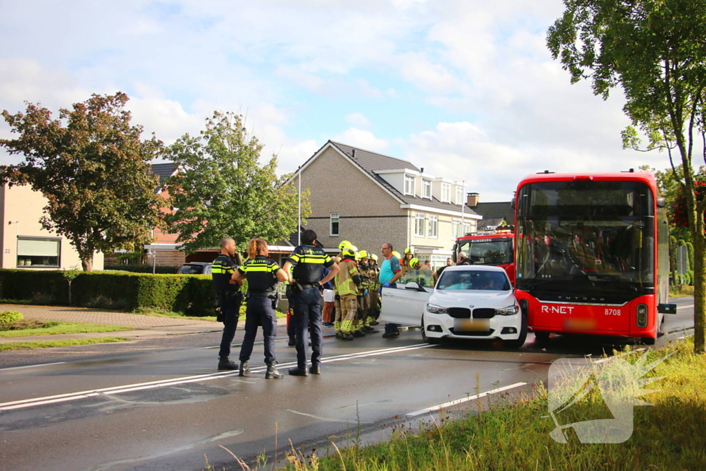 Auto en lijnbus botsen op kruising