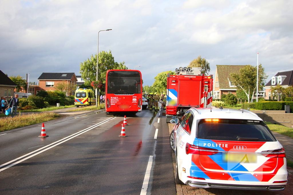 Auto en lijnbus botsen op kruising