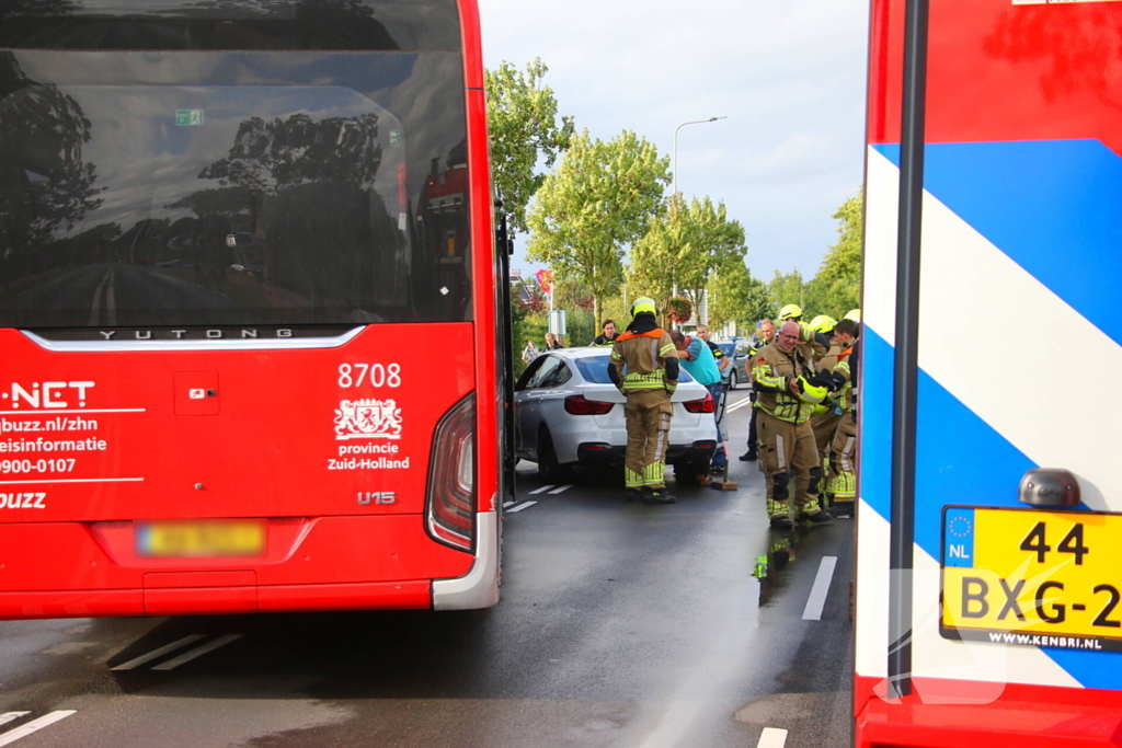 Auto en lijnbus botsen op kruising