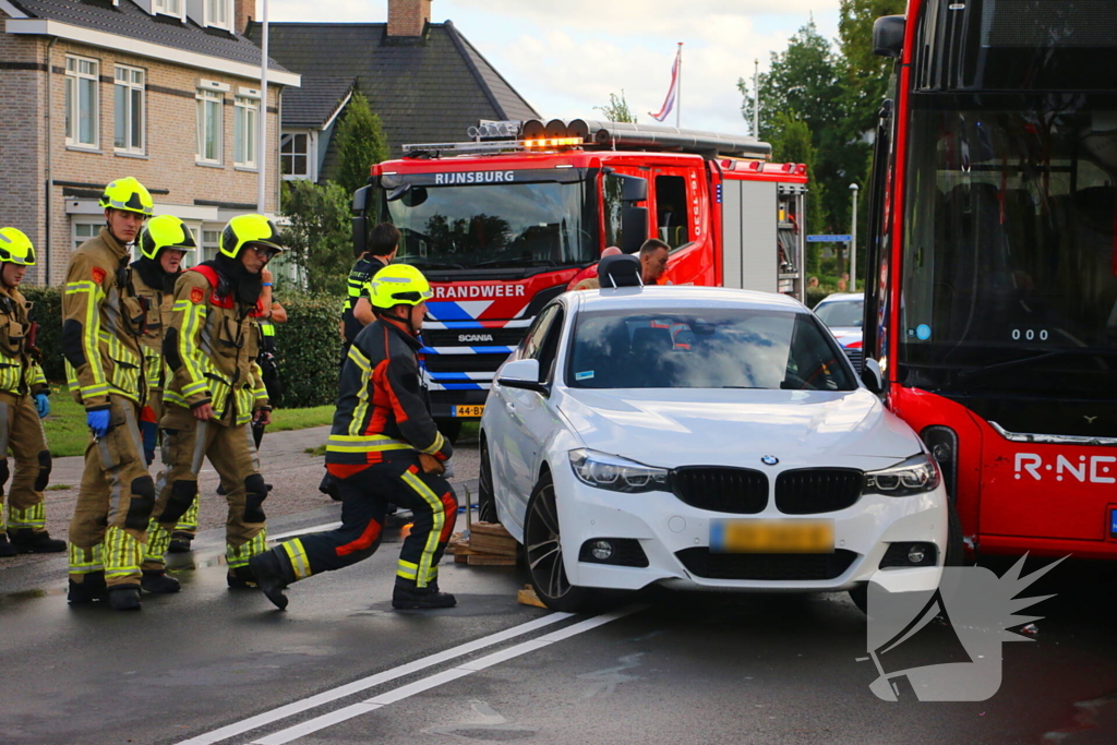 Auto en lijnbus botsen op kruising