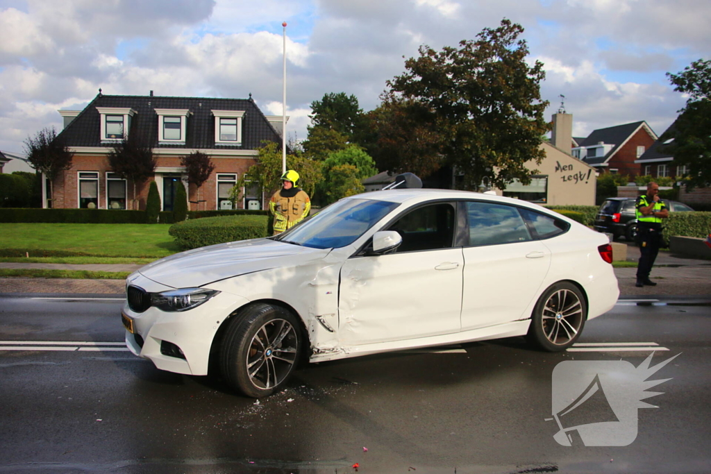 Auto en lijnbus botsen op kruising