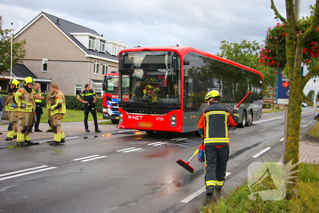 Auto en lijnbus botsen op kruising