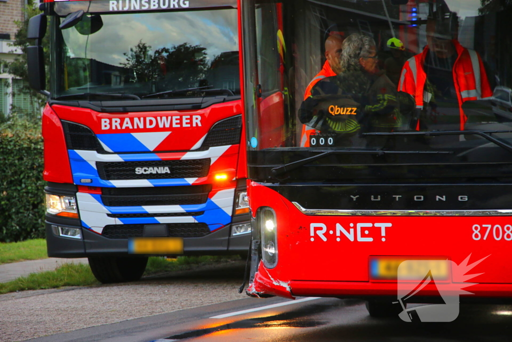 Auto en lijnbus botsen op kruising