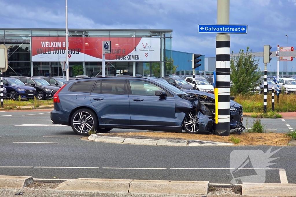 Automobilist klapt op verkeerslicht auto fiks beschadigd