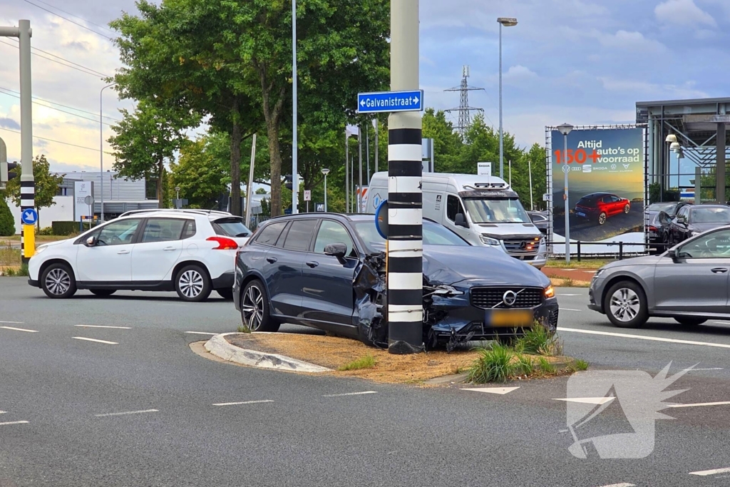 Automobilist klapt op verkeerslicht auto fiks beschadigd