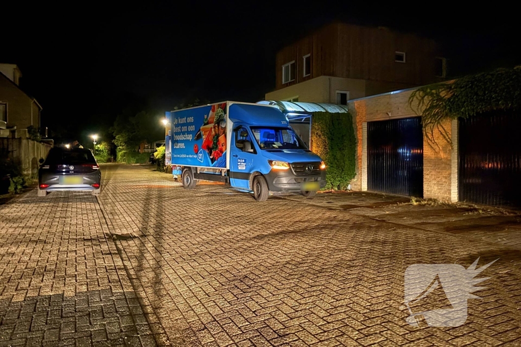 Bakwagen van boodschappen bezorgdienst ramt carpoort