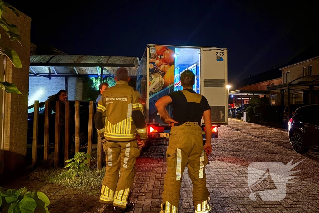 Bakwagen van boodschappen bezorgdienst ramt carpoort