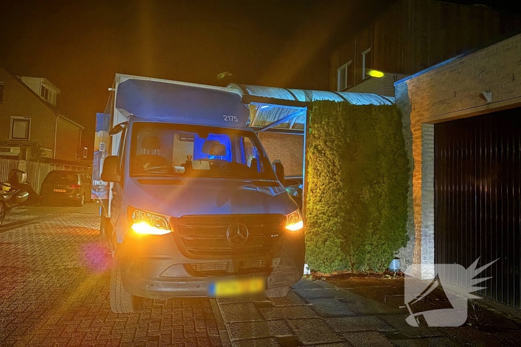 Bakwagen van boodschappen bezorgdienst ramt carpoort