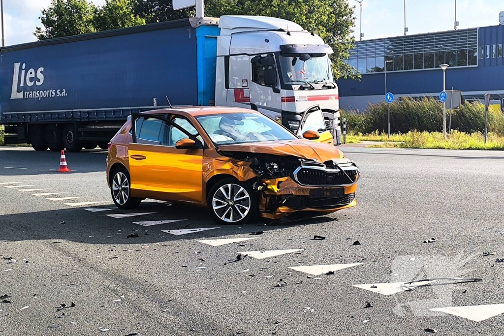 Grote schade na botsing op kruispunt