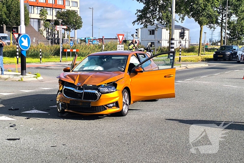 Grote schade na botsing op kruispunt