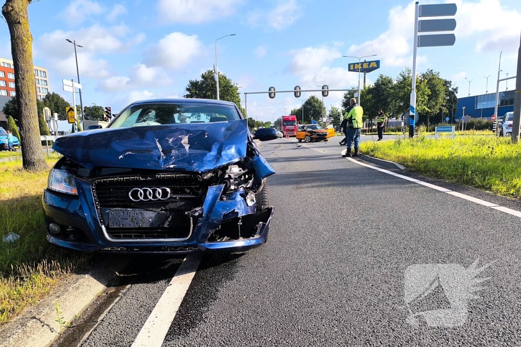 Grote schade na botsing op kruispunt