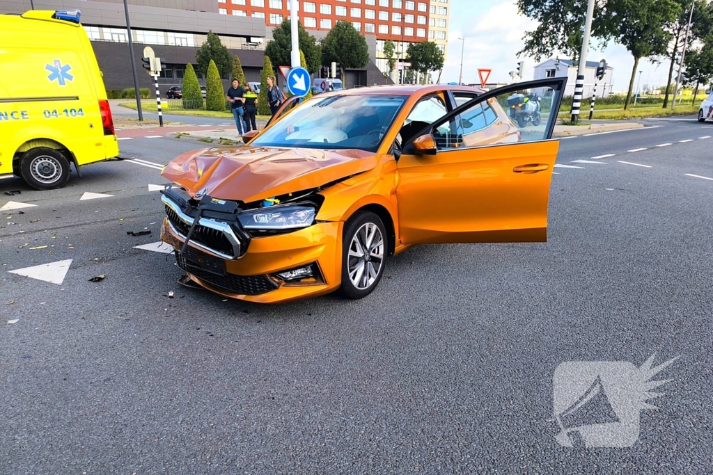 Grote schade na botsing op kruispunt