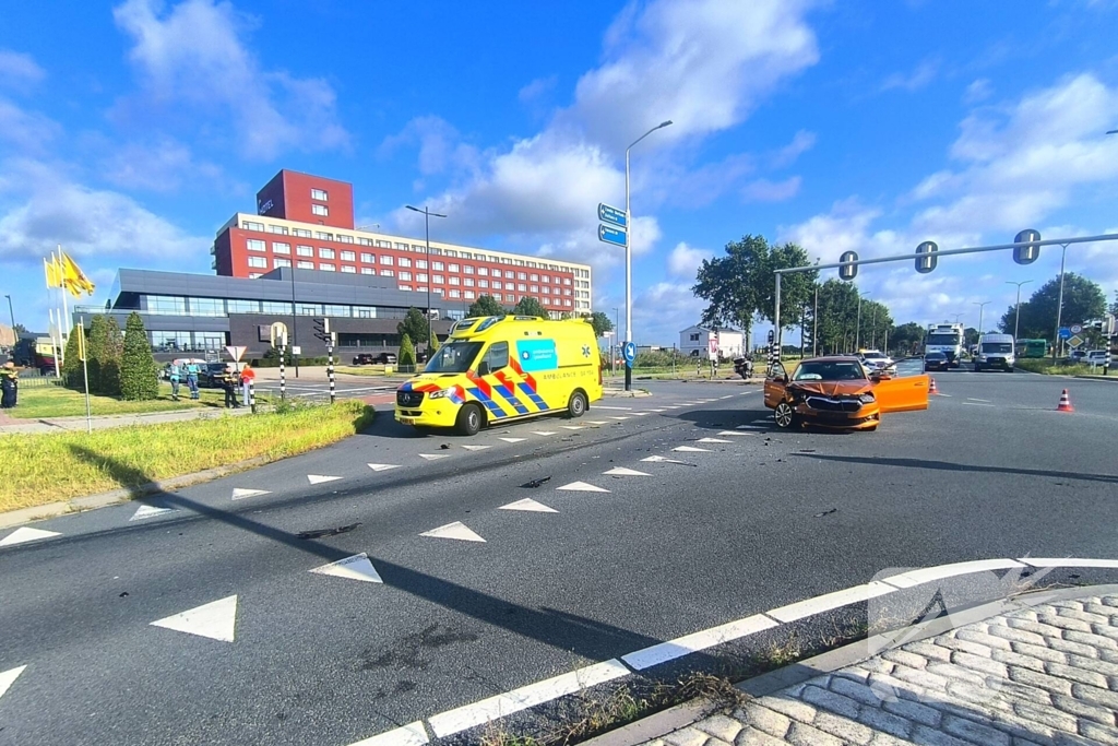 Grote schade na botsing op kruispunt