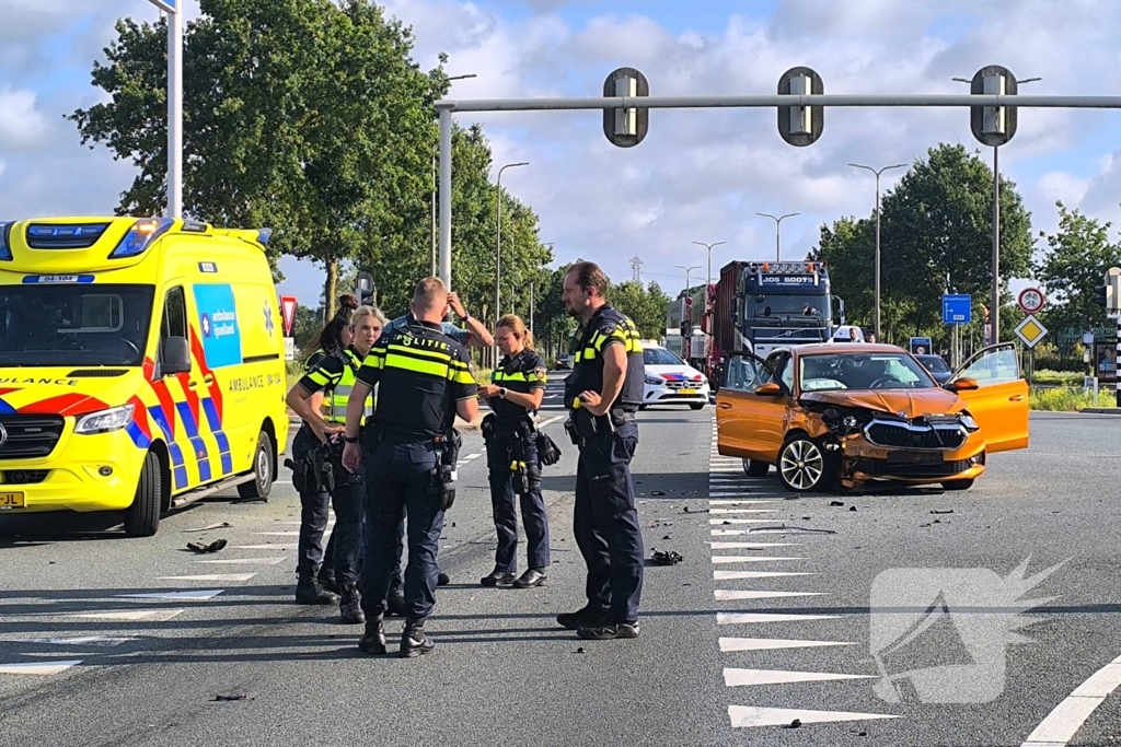 Grote schade na botsing op kruispunt