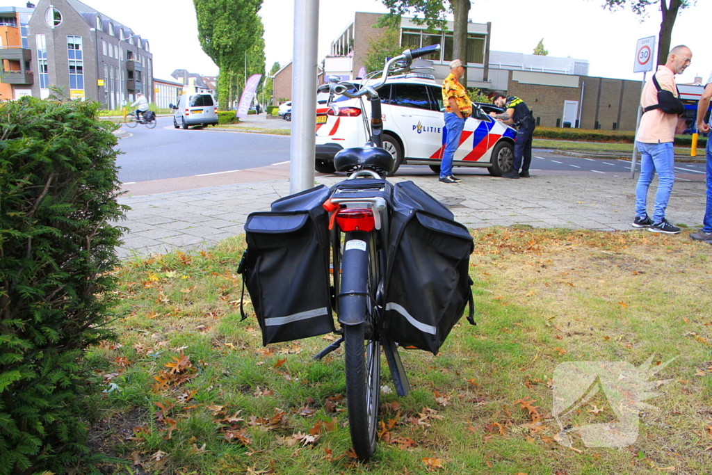 Fietser aangereden door bestelbusje op rotonde