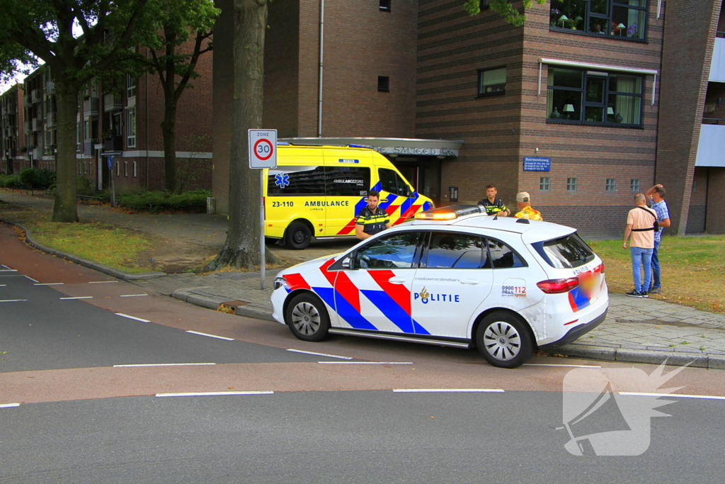 Fietser aangereden door bestelbusje op rotonde