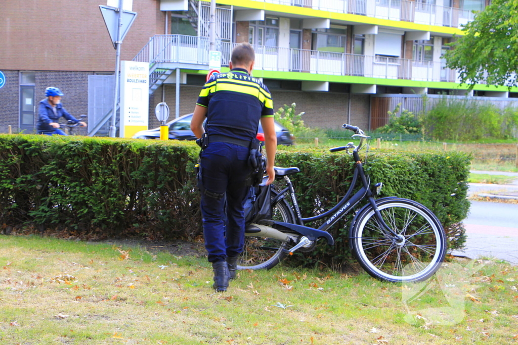 Fietser aangereden door bestelbusje op rotonde