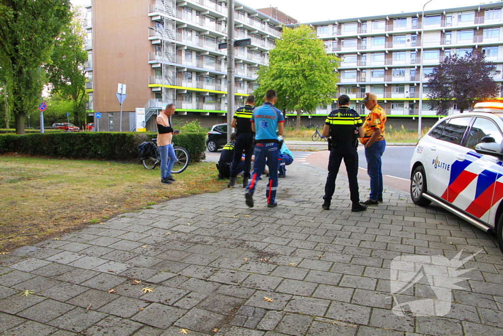 Fietser aangereden door bestelbusje op rotonde